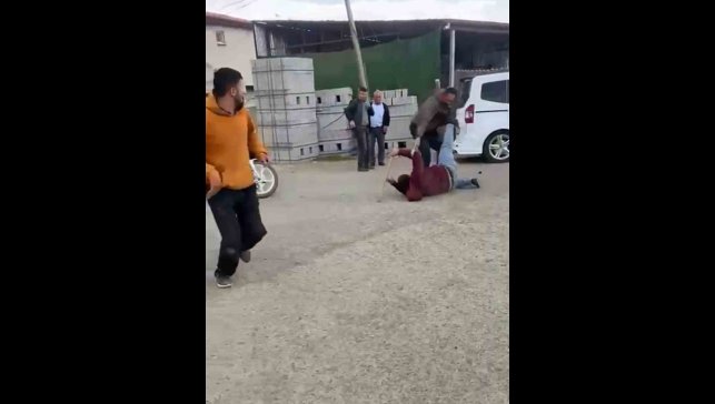 Sopalarla birbirlerine acımasızca vurdular... O anlar kamerada