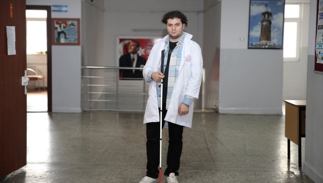 Yapay zekanın görüntü betimleme özelliği görme engelli öğretmene kolaylık sağlıyor