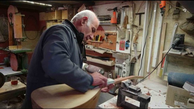 Bağlama ustası, hem üretiyor hem çalıyor hem de söylüyor