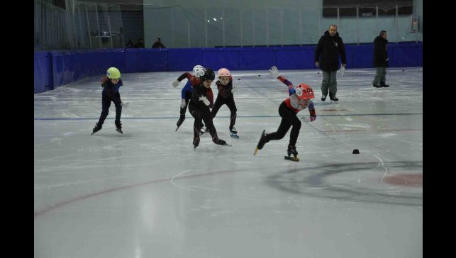 Kars'ta hız pateni yarışları nefes kesiyor