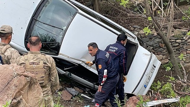 Hakkari'de şarampole devrilen otomobildeki 4 kişi yaralandı