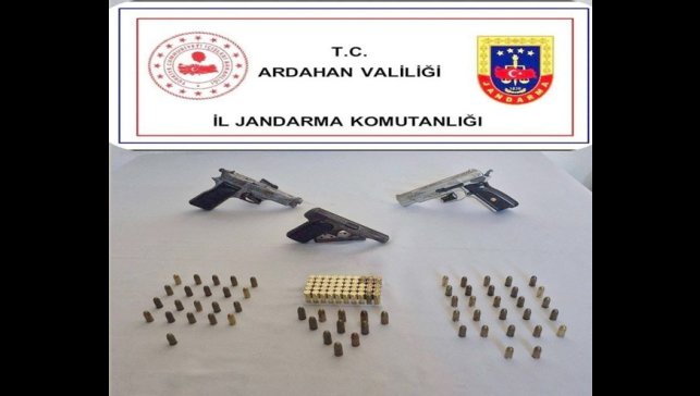 Ardahan'da 3 ruhsatsız tabanca ve 109 fişek ele geçirildi