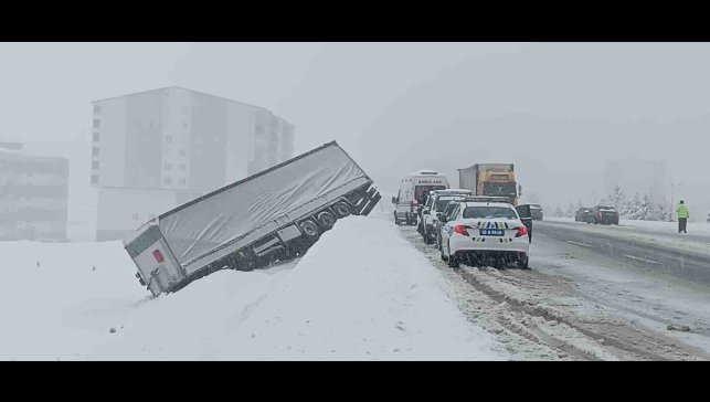 Bitlis'te kayganlaşan yolda tır şarampole yuvarlandı