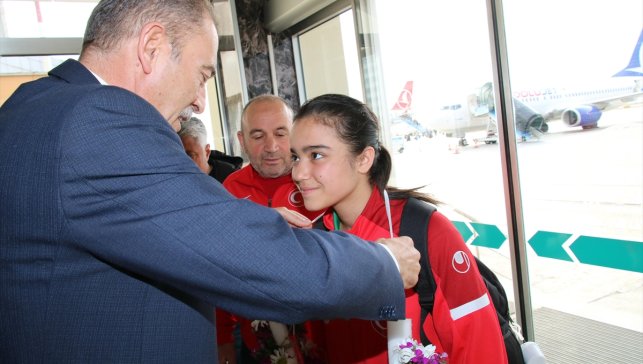 Dünya Liseler Şampiyonası'ndan madalyayla dönen sporcular Van'da çiçeklerle karşılandı