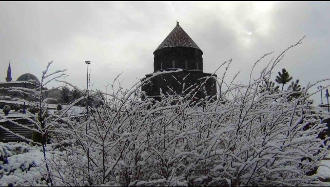 Kars beyaz gelinliğini giydi