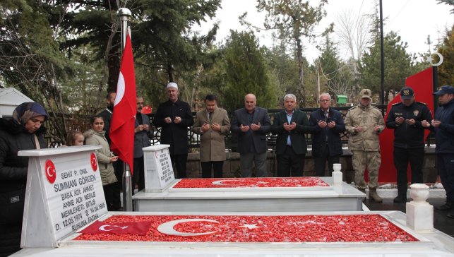 Ahlat'ta şehit asker Görgen, kabri başında anıldı