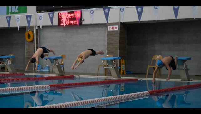 Erzincan'da yüzme il birinciliği heyecanı yaşandı