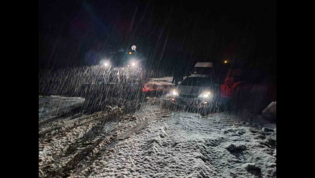 Karda yolda mahsur kalanların yardımına İl Özel İdaresi ekipleri yetişti