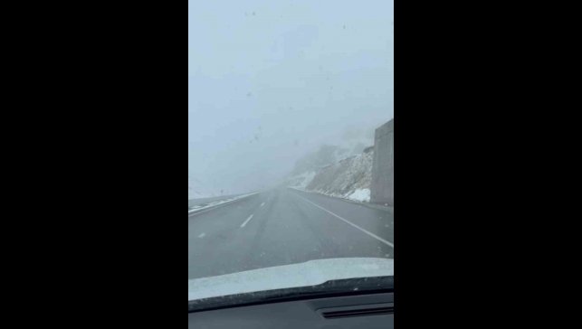 Yüksekova-Van karayolunda yoğun kar yağışı