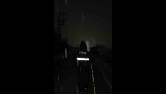 Yüksekova'da arıza onarım ve bakım ekibi, yoğun kar yağışına rağmen elektrik arızalarını gideriyor