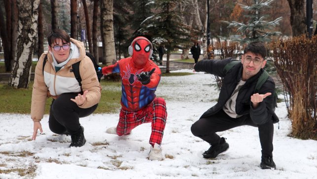 Türkiye'yi gezen "Örümcek Adam" Erzurum'da