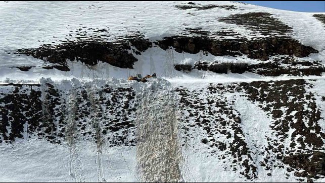 Muş'ta kar yağışı: 19 köy yolu ulaşıma kapandı