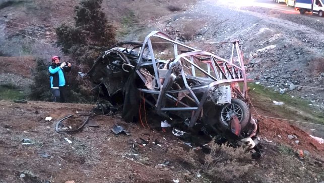 Bingöl'de elektrik direğine çarpan otomobildeki 1 kişi öldü, 1 kişi yaralandı