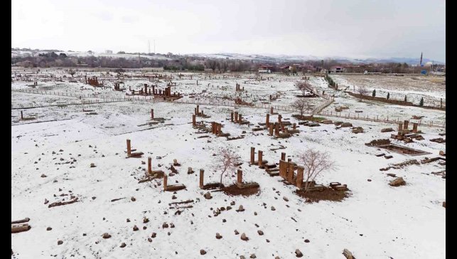 Karla bütünleşen Selçuklu Meydan Mezarlığı havadan görüntülendi