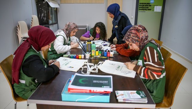 Van'da Yeşilay gönüllüleri, üniversite öğrencilerini bağımlılıklara karşı bilinçlendiriyor