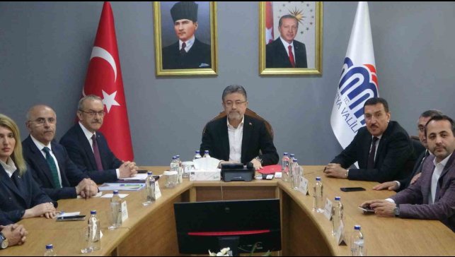 Bakan Yumaklı, zirai donun vurduğu Malatya'da incelemelerde bulundu