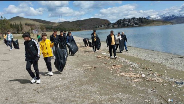 Elazığ Hazar Gölü çevresinde temizlik yapıldı