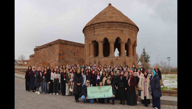 İstanbul'dan gelen öğrenciler Ahlat'ın tarihi mekanlarını gezdi