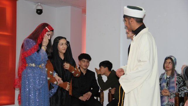 Karlıova ilçesinde öğrenciler tiyatro gösterisi düzenledi