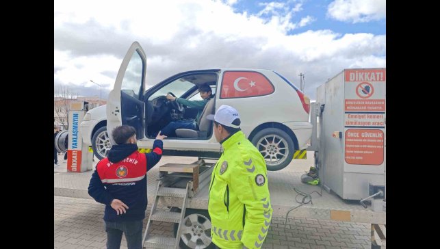 Malatya'da öğrencilere simülasyonla emniyet kemeri farkındalığı