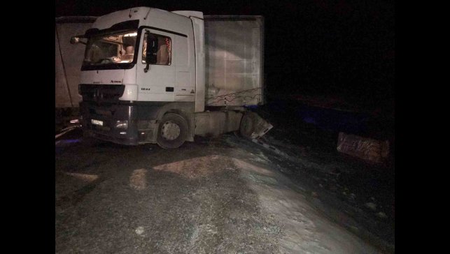 Ilgar Dağı'nda buzlanmadan kayan tır, yolu kapattı