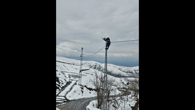 Muş'ta VEDAŞ ekiplerinin zorlu mesaisi sürüyor