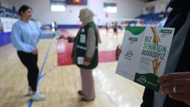 Hakkari'de Yeşilay gönüllüleri, bilgilendirici faaliyetlerle bağımlılıktan uzak tutuyor