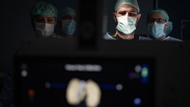 Atatürk Üniversitesi Araştırma Hastanesi'nde robotik cerrahiyle diz protezi ameliyatı yapıldı