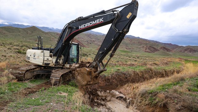 En kurak illerden Iğdır'daki 200 kilometrelik sulama kanalları temizleniyor