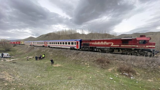 Kars'ta trenin çarptığı kişi yaralandı