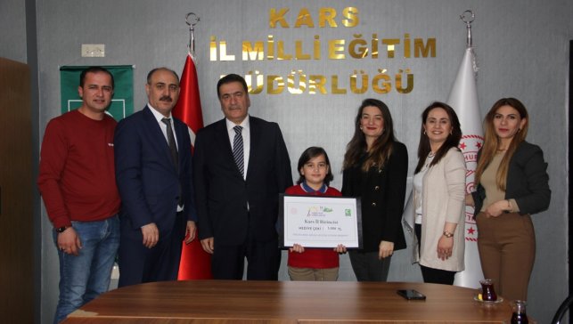 Kars'ta "Sağlıklı Nesil Sağlıklı Gelecek Yarışması"nda dereceye giren öğrenciler ödüllendirildi