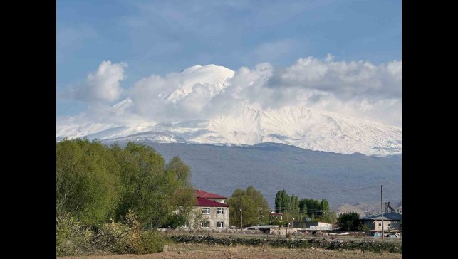 Doğunun Çukurovası Iğdır'da dağlar Nisan'da beyaza büründü
