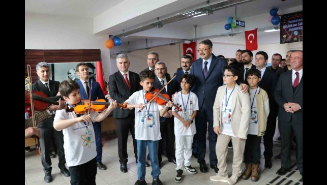 Hakkâri'de bilim ve sanat sergisi ziyarete açıldı