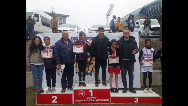 Erzincanlı ortaokul öğrencisinden Yüksek Atlamada grup birinciliği