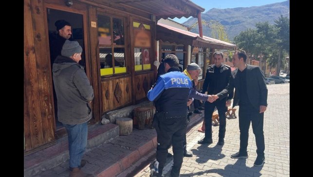 Kemaliye'de polis ekipleri vatandaşlar için sahada