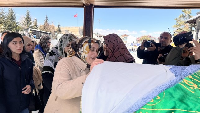 Erzurum'da eşi tarafından boğularak öldürülen kadının cenazesi defnedildi