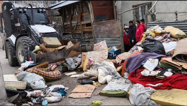 Van'da bir evden iki kamyon çöp çıktı