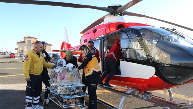 Ağrı'da ambulans helikopter göz hastalığı bulunan bebek için havalandı
