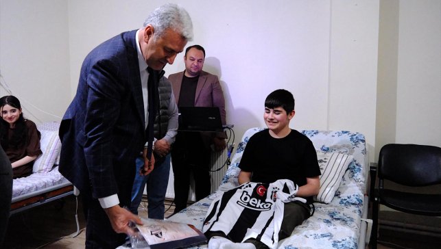 AK Partili Kaya ve Galatasaraylı futbolcu Yılmaz, Van'daki kas hastası kardeşlerle görüntülü görüştü