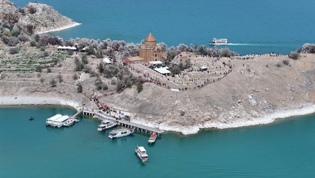 Van'da "3. Akdamar Adası Badem Çiçeği Festivali" başladı