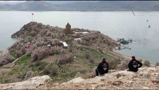 Akdamar Adası Badem Çiçeği Festivali'yle şenlendi