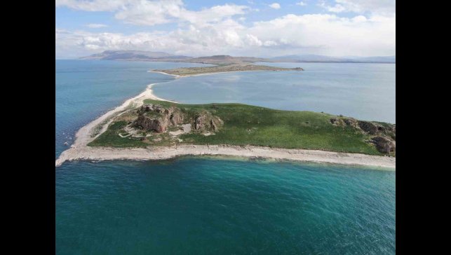 Van Gölü'nün el değmemiş güzelliği Çarpanak Adası