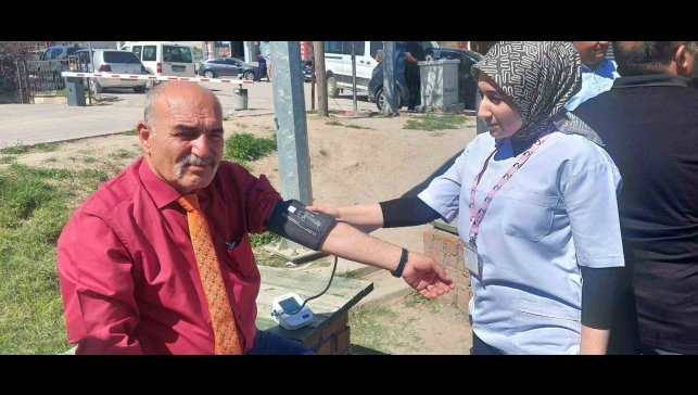 Akçadağ'da öğrenciler, halkın şeker ve tansiyonunu ölçtü