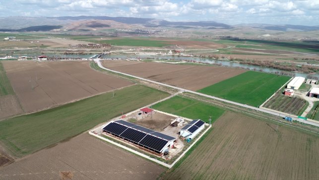 Devlet desteğiyle kurduğu çiftlikte hem et hem de enerji üretiyor