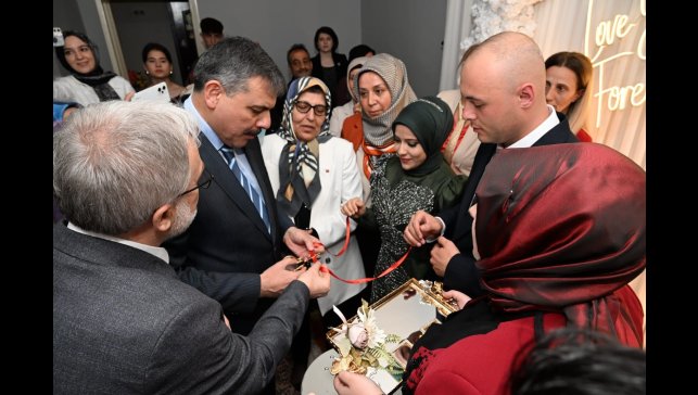 Kız istemeye Vali'de katıldı