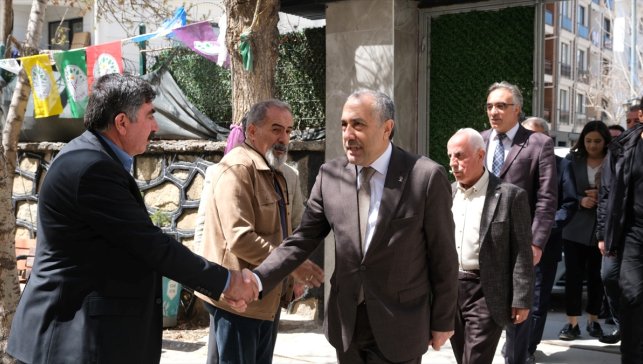 AK Parti Van İl Başkanı Arvas ve yöneticilerden DEM Parti'ye "geçmiş olsun" ziyareti