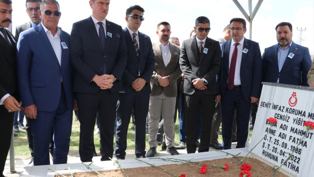 Şehit infaz koruma memuru Yiğit, Ağrı'da mezarı başında anıldı