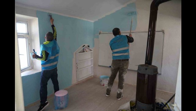 Hükümlüler 23 Nisan öncesi köy okulunu yeniledi