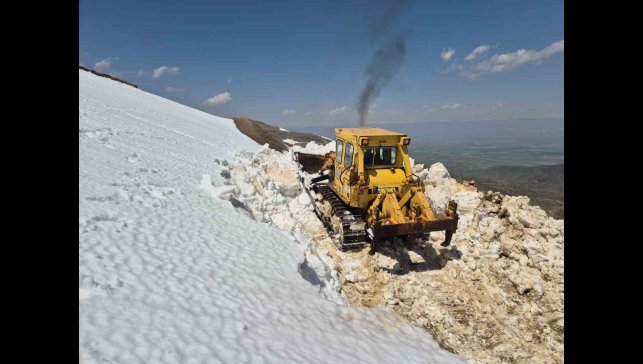 Muş'ta 2 metreyi bulan karda yol açma çalışması