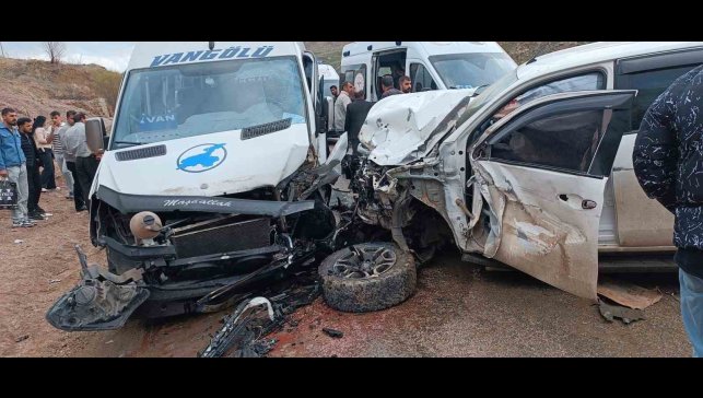 Yüksekova'da trafik kazası: 4 yaralı